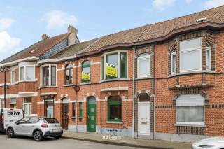 In de Guido Gezellelaan in Hamme bieden wij deze charmante gesloten bebouwing te koop aan. De woning is centraal gelegen, vlak bij de tennisclub, het Tweebruggenplein en het voetbalplein.<br />De woning heeft een logische en praktische indeling. Via de aparte inkomhal bereikt u zowel de trap naar de eerste verdieping als de trap naar de droge kelder. Op het gelijkvloers bevindt zich een lichtrijke woonkamer met toegang tot een buitenkoer achteraan het perceel. Aansluitend aan de woonkamer ligt de keuken, met daarachter een wasruimte en een apart toilet.<br />Op de eerste verdieping bevindt zich een ruime slaapkamer aan de achterzijde van de woning. Daarnaast is er een badkamer met wastafel, bad en douche. Aan de voorzijde van het perceel is er nog een extra ruimte die ideaal kan dienen als bureau.<br />De zolderverdieping biedt plaats aan een tweede ruime slaapkamer met Velux-raam.<br />Heeft u interesse om deze woning in het echt te ontdekken? Neem dan gerust contact op met ons kantoor via felix@uw-huis.be
 of bel naar 052 46 38 03.