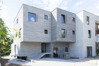 Locatie :<br /><br />Nieuwbouw eengezinswoning in de Sint-Denijslaan 457 in Gent op een perceel van 592 m2. De Sint-Denijslaan is een zeer gegeerde buurt nabij het Sint-Pietersstation in Gent. Winkels, scholen, openbaar vervoer, …. bevinden zich op wandelafstand (Mobiscore 9/10).<br /><br />Indeling :<br />Via de inkomhal betreedt u de leefruimte met open keuken. De leefruimte geeft u toegang tot de zuidgericht tuin en zicht op Natuurpark Overmeers. In de leefruimte valt de hoge plafond onmiddellijk op, die een extra gevoel van ruimtelijkheid creëert. Op het gelijkvloers is er verder een apart toilet en een fietsenberging. Voor de woning is er een parkeerplaats voorzien.<br /><br />Op de eerste verdieping is er een ruime slaapkamer met mogelijkheid tot dressing, een badkamer, bureau en toilet. <br /><br />Op de tweede verdieping zijn er 3 slaapkamers, een badkamer en een apart toilet.<br /><br />De woning heeft een bruto vloeroppervlakte van 195 m2.<br /><br />Oplevering is voorzien voor het einde van dit jaar.<br /><br />Mogelijkheid om het constructie aandeel te factureren aan 6% BTW mits voldaan wordt aan de voorwaarden. <br />Nieuw voor investeerders : het 6% BTW-tarief geldt nu ook voor aankopen die gedurende 15 jaar verhuurd worden (onder de toepasselijke wettelijke voorwaarden). Dat verlaagt de aankoopkost en kan uw netto-rendement aanzienlijk verbeteren.<br /><br />Grondwaarde : 359.250 euro ;<br /><br />Startverklaring EPB : E-Peil 30 of beter.<br /><br /><br />Wenst u meer info, contacteer ons dan op anthony@immodavinci.be of 0488 14627