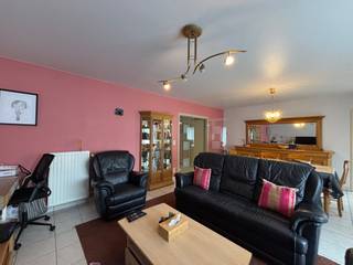 Dit gezellig appartement is gelegen in het hartje van Blankenberge op wandelafstand van het centrum, verschillende handelszaken, de zee, het openbaar vervoer en scholen.<br /><br />U komt het appartement binnen via de inkomhal die u toegang geeft tot de ruime, lichtrijke woonkamer. De woonkamer staat in verbinding met de geriefelijke keuken. naast de keuken vind men ook nog een handige berging. Verder vindt u nog 2 slaapkamers, de grootse slaapkamer geeft toegang tot de badkamer, voorzien van een dubbele wastafel, een bad en de aansluiting voor uw wasmachine en droogkas. Bovendien is er nog een doucheruimte en een apart toilet aanwezig. Ook is het zalig vertoeven op het kleine terrasje aanpalend aan het appartement. Het appartement wordt gemeubeld verhuurd, met de mogelijkheid om enkele toestellen over te nemen.<br /><br />Deze topper wordt verwarmd via centrale verwarming op aardgas en is voorzien van dubbele beglazing.<br /><br />Aarzel niet langer en leg onmiddellijk uw bezoek vast!<br /><br />Beschikbaar vanaf: 01/05/2026<br /><br />gemeenschappelijke lasten: 54,- euro /maand<br /><br />