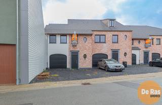 <br />STEENHUIZE - Bent u op zoek naar een betaalbare nieuwbouwwoning op een rustige locatie met achteraan zicht op het groen en voorzien van alle moderne comfort, breng dan snel een bezoekje aan deze woning. Deze woning gebouwd met kwaliteitsvolle materialen en voldoet aan alle hudige regelgeving met betrekking tot isolatie - en ventilatienormen. Zo is de woning voorzien van warmtepomp met vloerverwarming, hoogrendementsglas, zonnepanelen, ventilatiesysteem enz... waardoor u hier terechtkomt in uiterst energiezuinige woning (BEN-woning).<br /><br />Naar indeling zelf beschikt deze woning op het gelijkvloers over een aparte inkomhal voorzien van een gastentoilet, een ruime berg/wasruimte, een ruime inpandige garage en een zeer aangename leefruimte voorzien van een mooie open, volledig geïnstalleerde keuken. Op de eerste verdieping bevindt zich naast de ruime overloop, 3 verzorgde slaapkamers, een extra dressingruimte, een apart toilet en een ruime badkamer voorzien van alle moderne comfort. Verder werd deze woning voorzien van een vaste trap naar de ruime zolder waar perfect nog ruimte is voor het creëren van een extra slaapkamer of een leuke hobbykamer.<br />De foto's van binnen zijn ter illustratie.<br /><br />Tevens is er de mogelijkheid tot het bijkopen van een achterliggend perceel van +/- 25are, ideaal voor de dierenliefhebber!<br /><br />Verder biedt de woning vooraan nog extra plaats voor het parkeren van 2 wagens en is natuurlijk de perfect georiënteerde tuin, welke reeds voorzien is van een aangelegd terras en achteraan zicht op de velden, een extra leuke troef.<br /><br />Kortom bent u op zoek naar een ruime nieuwbouwwoning voorzien van alle moderne comfort, aarzel dan niet en kome snel langs. Voor meer info, een bezoek of inzage plannen: 053/60.65.60<br /><br />Aankoop onder gesplitst stelsel: grondwaarde 117.000,00€(registratie) - constructiewaarde: 389.000,00€ (BTW)<br />Aansluitkosten nutsvoorzieningen: 3000,00€ (excl. BTW)