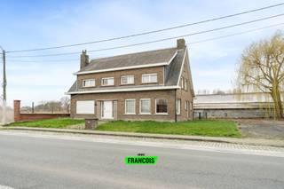 Op een perceel van maar liefst 1.545 m² bevindt zich deze karaktervolle eigendom met een bewoonbare oppervlakte van ca. 170 m² én circa 350 m² aan bijgebouwen.<br /><br />Dankzij de commerciële ligging langs de Iepersestraat biedt dit pand een uitzonderlijke opportuniteit voor wie wonen en werken wenst te combineren, opslagruimte nodig heeft of op zoek is naar een project met potentieel.<br /><br />De woning beschikt over ruime leefruimtes en verschillende kamers, maar dient volledig gerenoveerd te worden. Voor wie grootser denkt, biedt deze eigendom ook de mogelijkheid tot afbraak en wederopbouw aan 6% btw (onder voorwaarden) – een bijzonder interessant fiscaal voordeel.<br /><br />De aanwezige loodsen en opslagplaatsen (ca. 350 m²) maken dit pand uitermate geschikt voor, zelfstandige activiteit, ambacht of atelier, opslag of magazijnfunctie, combinatie wonen/werken<br /><br />Deze eigendom is een uitgelezen kans voor ondernemers of particulieren met visie die ruimte en ligging weten te waarderen.<br /><br />📞 Interesse in deze opportuniteit?<br /><br />Contacteer Immo Francois voor meer informatie of een plaatsbezoek.<br /><br />