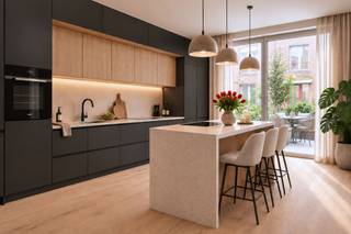 INSTAPKLARE STADWONING MET 4 RUIME SLAAPKAMERS - TERRAS EN STADSTUIN – 6% BTW MOGELIJK <br /><br />Wonen in Hof Berlamuze is kiezen voor ruimte, rust en licht, midden in de stad. Deze grondgebonden nieuwbouwwoning ligt in het autovrije, groene binnengebied en combineert comfort met een doordachte indeling. <br /><br />De  verrassend ruime stadswoning telt drie volwaardige bouwlagen, vier slaapkamers en twee badkamers. Op het gelijkvloers is er een lichtrijke doorzonleefruimte met open, volledig ingerichte keuken, praktische berging en inkomhal met gastentoilet. De keuken geeft uit op een zuidgericht privatief terras aan het groene binnengebied. Via het grote schuifraam in de leefruimte stap je zo in de omheinde stadstuin met zicht op een rustig kruiwagenpad. <br /><br />Op de eerste verdieping vind je twee ruime slaapkamers en een derde kamer, ideaal als bureau of babykamer. De badkamer beschikt over een inloopdouche, dubbel lavabomeubel en toilet. De tweede verdieping is ingericht als riante masterbedroom met dressing en ensuite badkamer met douche en toilet. <br /><br />Ondergrondse parking aanwezig. <br /><br />Verlaagd btw-tarief van 6% mogelijk, goed voor een besparing van € 69.000 (onder voorwaarden). <br /><br />Info of afspraak: www.hofberlamuze.be - wonen@fidesinvest.be - 03 232 54 00 