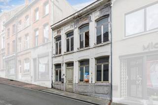 Voor meer info of een bezoek, bel 0479 45 88 51 - Op een strategische locatie bevindt zich deze te renoveren woning. Verschillende...