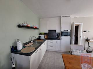 Modern instapklaar appartement nabij het centrum van Geel. Bestaande uit: Inkomhal, apart toilet, leefruimte met open keuken, 2 slaapkamers, berging, badkamer, ruim terras en een ruime garage. EPC score 27kWh/m²j, Label A. Beschikbaar vanaf november 2026