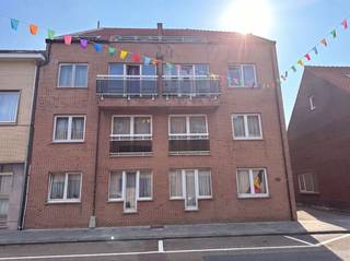<p><span>Gezellig 2-slpk appartement met terrasje in het centrum van Maaseik met autostaanplaats en aparte berging.</span></p><p><span> </span></p><p><span>ALGEMEEN:</span></p><p><span>-Gelegen op de tweede verdieping.</span></p><p><span>- Lift aanwezig.</span></p><p><span>-Voorzien van tegelvloer en vinyl-laminaat op slpks.</span></p><p><span>-Verwarming: elektriciteit.</span></p><p><span>-Ramen met dubbele beglazing.</span></p><p><span>-Parlofoon aanwezig.</span></p><p><span> </span></p><p><span> </span></p><p><span>INDELING:</span></p><p><span>- Inkomhal.</span></p><p><span>- Apart toilet.</span></p><p><span>- Woonkamer met open keuken (voorzien van keramische kookplaat, oven,dampkap en koelkast).</span></p><p><span>- Betegelde badkamer met wastafel, ligbad en aansluiting voor wasmachine.</span></p><p><span>- Slaapkamer 1 met vinyl parketlook.</span></p><p><span>- Slaapkamer 2 met vinyl parketlook.</span></p><p><span>- Overdekte autostaanplaats aan achterzijde gebouw.</span></p><p><span>- Aparte kelderberging.</span></p><p><span> </span></p><p><span>Vrij per 01/09/2026.</span></p><p><span> </span></p><p><span> </span></p><p><span> </span></p><p><span> </span></p><p><span> </span></p>