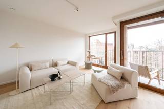 PLAN UW BEZOEK VIA VOLGENDE LINK: https://listed.mijnhuurprofiel.be/whise/7546325<br /><br />Bent u opzoek naar een bemeubeld nieuwbouwappartement op toplocatie?<br />Dan is dit zeker iets voor u!<br /><br />Gelegen naast het Felix Pakhuis, bevindt u zich op wandelafstand van zowel het bruisende Eilandje als het historische stadscentrum, met tal van restaurants, winkels en bars in de buurt. Bovendien geniet u van een uitstekende bereikbaarheid, op slechts enkele minuten van de Antwerpse ring. <br /><br />Dit volledig bemeubeld appartement biedt een unieke combinatie van comfort, stijl en een uitstekende ligging. <br />Bij het betreden van het appartement wordt u meteen verrast door de hoeveelheid natuurlijk lichtinval dankzij de brede raampartijen en groot terras. De open keuken en ruime living vormen samen het hart van het appartement, waar u dankzij de hoogwaardige meubels en toestellen meteen thuis zult voelen. Vanuit de woonkamer heeft u toegang tot een prachtig zonneterras met een panoramisch uitzicht over het centrum van Antwerpen – de ideale plek om te ontspannen.<br /><br />Het appartement heeft plaatsgemaakt voor 2 ruime slaapkamers en badkamer met inloopdouche, wastafel, ingemaakte kasten en handdoekverwarmer. <br /><br />Tot slot beschikt dit unieke appartement nog over een apart toilet, berging en vestiaire kast. <br />Dit appartement is perfect voor wie houdt van het stadsleven in combinatie met comfort en luxe. <br /><br />Huurprijs: 1595,00 EUR/maand<br />Algemene kosten: 250,00 EUR/maand (incl verwarming, water en elektriciteit) <br />Beschikbaar: onmiddellijk<br /><br />Contacteer LISTED vandaag: +32 3 283 51 51.