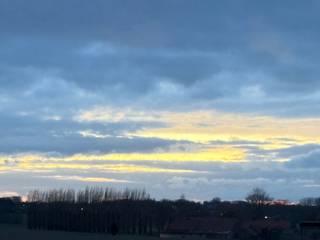 Mooi stuk bouwgrond, rustig en toch dicht bij alles.Prachtig uitzicht.Locatie Beekstraat te bereiken vanuit Bellegemstraat...
