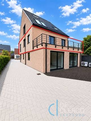 <p>Dit charmante en volledig gerenoveerde appartement bevindt zich op de eerste verdieping van een kleinschalige residentie. Op een boogscheut van het bruisende centrum van Lochristi en op wandelafstand van de mooie Kasteeldreef.<br />Dankzij de grondige make-over is het pand volledig afgewerkt met kwalitatieve materialen en meteen instapklaar ( ook geschilderd en voorzien van verlichting).<br />Het pand is als volgt ingedeeld: een inkomhal, een afzonderlijk toilet, een ruime lichtrijke leefruimte, een tijdloze open keuken voorzien van alle moderne apparatuur, een berging, een hedendaagse badkamer (dubbele lavabo, inloopdouche), één royale slaapkamer en een tweede, kleine kamer die perfect dienst doet als logeerkamer, dressing of bureau. Er is bovendien een heerlijk terras (16m2) waar je in alle privacy kan ontspannen.<br />De huurder beschikt over een eigen private garage en een extra autostaanplaats. Met een gunstige EPC-score B is dit appartement niet alleen aantrekkelijk maar ook energiezuinig. Er wordt verwarmd en gekoeld dmv een warmtepomp.<br />De huurprijs is 1.150 euro inclusief gemeenschappelijke kosten.<br />Er is geen lift aanwezig!<br />Uw contactpersoon voor dit prachtig appartement is Leen De Clercq, afspraken kunnen via mail naar leen@vastgoed-dc.be worden vastgelegd.</p>