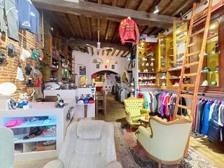 Discover this unique commercial property, located in a prime location in the vibrant heart of Brussels. Situated between iconic landmarks such...
