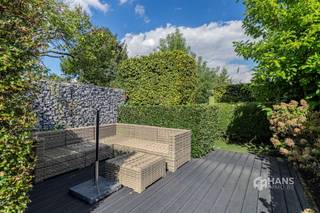 <p><span>Charmante woning (116 m²) met 2 slaapkamers op een perceel van (300m²) in Kapellen.</span></p><p><span>In de Akkerstraat woon je op een aangename locatie in Kapellen, met het centrum en alle nodige voorzieningen binnen handbereik. Winkels, scholen en openbaar vervoer bevinden zich in de nabije omgeving en ook met de fiets of wagen verplaats je je vlot. Een fijne uitvalsbasis voor wie rustig wil wonen zonder aan bereikbaarheid in te boeten.</span></p><p><span>Achter de charmante gevel schuilt een verrassend ruime woning met een bewoonbare oppervlakte van 116 m². Binnen zorgen onder meer de zichtbare balken, open trap en sfeervolle haard voor een karaktervolle uitstraling.</span></p><p><span>Je komt binnen in de ruime leefruimte, goed voor maar liefst 52 m². De verschillende niveaus zorgen voor een speelse indeling en maken het eenvoudig om een gezellige zithoek en eetgedeelte te creëren. Dankzij de grote lichtstraat geniet het geheel bovendien van veel natuurlijke lichtinval. Aansluitend bevindt zich de ingerichte keuken, die voorzien is van alle nodige comfort en rechtstreeks toegang biedt tot de tuin.</span></p><p><span>Achteraan bevindt zich de badkamer met ruime inloopdouche, lavabomeubel en toilet. Ook is er nog een praktische berging/wasplaats van 5 m² voorzien.</span></p><p><span>Op de bovenverdieping bevinden zich 2 slaapkamers van respectievelijk 9 m² en 17 m². Dankzij de dakramen genieten ook deze ruimtes van een aangename natuurlijke lichtinval.</span></p><p><span>Een absolute troef is de noordoost-georiënteerde tuin van maar liefst 115 m². Achteraan bevindt zich een ruim tuinhuis met overdekt terras, waar je heerlijk beschut van het buitenleven geniet. Extra handig is de aparte zij-ingang vanaf de straat, ideaal om fietsen, vuilnisbakken of tuinmateriaal rechtstreeks naar achteren te brengen.</span></p><p><span>Ben je op zoek naar een charmante woning met een verrassend ruimtelijk gevoel én een ruime tuin in Kapellen? Kom dan zeker eens kijken!</span></p><p><span>Bewoonbare opp. 116 m² – ref.: bruto vloeropp. EPC. Voor meer info of een gratis schatting surf naar hansimmo.be</span></p><p><span> </span></p>