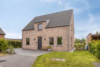 RESIDENTIEEL gelegen VILLA met 4 SLAAPKAMERS en 2 BADKAMERS omringd door aangelegde, ZONNIGE TUIN. Tot. grondopp. 455m<sup>2</sup>. Deze TIJDLOZE OPEN BEBOUWING (BJ 2019) is KWALITATIEF afgewerkt met duurzame materialen en praktisch ingedeeld: glvl: inkomhal met bezoekerstoilet, ruime LUMINEUZE living (parket, gascassette) met toegang via het schuifraam tot de tuin, volledig ingerichte open keuken (o.a. oven, microfgolfoven, inductiekookplaat, ijskast, diepvries, vaatwas,...) met toegang tot het terras, berging/wasplaats, slaapkamer/bureau/hobbyruimte. 1°V: 3 volwaardige slaapkamers, 2 badkamers, afz. toilet, bureauhoek. Ruime zolder. Aangelegde tuin met zonneterras en tuinberging. Carport + oprit. Extra: CV op aardgas, vloerverwarming, driedubbel glas, regenwater, zonnepanelen, ingemaakte kasten... Rustig gelegen in doodlopende straat en toch zeer centraal nabij winkels, openbaar vervoer... Voor wie op zoek is naar een luxueuze gezinswoning met de puntjes op de i! Deze eigendom wordt u aangeboden onder de verkoopmethode "STARTPRIJS"’. Deze startprijs houdt bijgevolg géén aanbod in maar is een uitnodiging om tot een prijsvoorstel over te gaan. U kan steeds vanaf deze prijs een voorstel doen, die door de eigenaar al dan niet kan aanvaard worden.