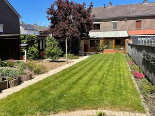 Deze perfect onderhouden woning ligt op toplocatie: aan de rand van het centrum en op 100 meter van de expressweg af. Vlotte verbindingen...