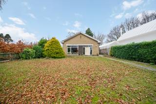 Deze woning met enorm potentieel is gelegen in de gegeerde Zandstraat te Sint-Andries en biedt een bewoonbare oppervlakte van ca. 212 m². Dankzij...