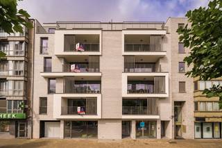 Dit nieuwbouwappartement is gelegen op de 1ste verdieping van residentie 'DE FABELS'. Dit gebouw heeft een uitstekende ligging aan de Grote Markt en beschikt over een mooie gevelbreedte. Ideaal voor veel lichtinval!<br /><br />Het gebouw is bij het ontwerp voorzien van een bijzonder fraaie gevel, mooie leefruimtes en beschikt over een doordachte indeling! <br /><br /><u><strong>Indeling van het appartement</strong></u><br />inkomdeur, open leefruimte (bestaande uit keuken, eetplaats en zithoek) dat uitgeeft op het ruime terras met afgesloten berging! Verder beschikt het appartement over een toilet, ruime badkamer, 2 slaapkamers, bureauruimte en een bergplaats.<br /><br />Enkele troeven:<br />* vloerverwarming werkend op individuele warmtepomp<br />* zonnepanelen op eigen teller<br />* prachtige afwerkingsgraad<br />* naadloze overgang van de binnen- naar buitenruimte<br /><br />Prijs: 395.500 Euro exclusief kosten.<br />Verplicht bijkopen van een berging.<br /><br />In de ondergrondse parking zijn er 7 parkeerplaatsen voorzien, mogelijkheid tot het aankopen van 1 van de plaatsen.<br /><br />Lastenboek en gedetailleerde prijslijst zijn na verzoek verkrijgbaar.<br /><br />Op zoek naar een centraal gelegen appartement met prachtige architectuur? Dan kan dit appartement u waarschijnlijk bekoren!
