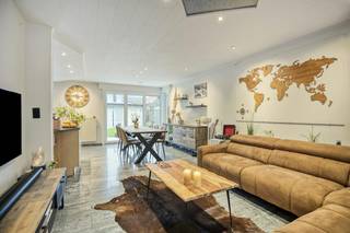 Langs de Muntestraat 4 in Hertsberge (Oostkamp) vinden we deze instapklare halfopen woning te koop in een uiterst rustige doodlopende straat, met het bos op wandelafstand. De ligging geniet bovendien van een uitstekende bereikbaarheid: de oprit van de E40 ligt op een boogscheut en garandeert zo een snelle en vlotte verbinding richting Brugge, Gent en de kust.<br /><br />De woning werd gebouwd in 2003 en is steeds uitstekend onderhouden. Zo behaalt dit huis reeds een gunstig EPC-label B en is de elektriciteit conform. Na de opmaak van het huidige EPC werden nog twee belangrijke energetische investeringen gedaan: in 2025 werden er zonnepanelen geplaatst en in 2026 werd er een warmtepomp in de leefruimte geïnstalleerd. Dit betekent dat het werkelijke energieverbruik en het wooncomfort ter plaatse nóg gunstiger zijn dan de toch al uitstekende officiële EPC-score aangeeft.<br /><br />Binnenin biedt dit huis een uiterst flexibele indeling met tal van mogelijkheden, dankzij maar liefst vier volwaardige kamers en een aparte bureauruimte. Dit leent zich perfect voor gezinnen, thuiswerkers of wie nood heeft aan een extra hobbyruimte. Voor het comfortabel parkeren van wagens is er zowel een inpandige garage, een handige carport als een ruime oprit met plaats voor meerdere auto's op eigen terrein.<br /><br />De zonnige tuin is eveneens voorzien van alle praktische troeven. In de tuin staat een geïsoleerd tuinhuis dat uitgerust werd met elektriciteit, waardoor deze ruimte perfect kan dienen als atelier, extra werkplek of opslag. Daarnaast is de woning uitgerust met rolluiken, ingewerkte buitenverlichting en een regenwaterput van 5000 liter.<br /><br />Indeling: <br />Gelijkvloers: <br />- Inkomhal <br />- Gastentoilet<br />- Leefruimte<br />- Open keuken uitgerust met kookplaat, dampkap, oven, microgolf, vaatwas en koelkast<br />- Berging met douche en aansluiting voor wasmachine<br />- Garage (16 m²) <br /><br />1ste verdieping: <br />- Slaapkamer 1 (12 m²) <br />- Slaapkamer 2 (8,7 m²) <br />- Slaapkamer 3 (9 m²)<br />- Slaapkamer 4 (8,5 m²) <br />- Bureauruimte/dressing/hobbyruimte<br />- Badkamer met dubbele lavabo, ligbad en toilet<br /><br />2de verdieping: <br />- Zolder bereikbaar via uitschuifbare trap<br /><br />Bestuursmaatregelen in het maatregelenregister: nee<br /><br />Deze AI-visualisaties zijn bedoeld als inspiratie. Er werd geen rekening gehouden met technische specificaties, stedenbouwkundige voorschriften of de concrete mogelijkheden tot realisatie.