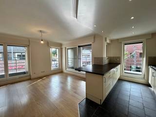 Dit aangename appartement combineert een ruime leefruimte met een open keuken, twee slaapkamers en een ruim terras. Dankzij de praktische indeling, de extra bergruimte en de eigen autostaanplaats biedt dit appartement alles voor comfortabel wonen.<br /><br />INDELING:<br />• Inkomhal <br />• Apart toilet <br />• Ruime leefruimte met open keuken <br />• Slaapkamer 1 <br />• Slaapkamer 2 <br />• Badkamer met douche en bad <br />• Grote berging <br />• Terras <br />• Autostaanplaats <br />• Kelderberging <br /><br />LIGGING:<br />• Het appartement is gelegen aan de Oudestraat in Peer. <br />• Centrale ligging met winkels, horeca en andere dagelijkse voorzieningen in de nabije omgeving. <br />• Ook scholen en openbaar vervoer bevinden zich op korte afstand. <br />• Goede bereikbaarheid naar de omliggende gemeenten en verbindingswegen. <br /><br />EXTRA INFO:<br />• Terras <br />• Eigen autostaanplaats <br />• Kelderberging <br />• Gemeenschappelijke kosten bedragen € 35,00 per maand. <br />• Onmiddellijk beschikbaar <br /><br />Meer weten?<br />Contacteer ons en we helpen je graag dichtblij verder!