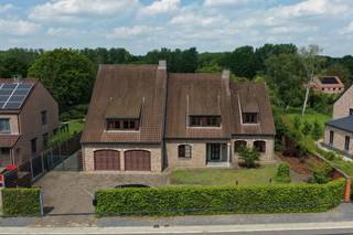 <p><strong>Uitzonderlijk ruime woning op prachtig perceel in Rotselaar</strong></p>
<p>Bent u op zoek naar een woonst met ruimte, karakter en eindeloze mogelijkheden? Dan zal deze woning in het gegeerde Rotselaar u ongetwijfeld bekoren.</p>
<p>Gelegen op een royaal perceel met een prachtige tuin en uitzicht op natuurgebied, biedt deze eigendom een unieke combinatie van comfortabel wonen, veelzijdigheid en een toplocatie in een groene omgeving.</p>
<p>De indrukwekkende omvang van de woning valt meteen op. Binnen geniet u van bijzonder ruime leefvolumes, natuurlijk licht en een indeling die tal van woon- en werkmogelijkheden creëert.</p>
<p>De grootste troef van deze woning is haar veelzijdigheid. Dankzij de oppervlakte van de (leef)ruimtes, het aantal kamers en slimme indeling leent de woning zich perfect tot <strong>kangoeroewonen</strong>, een <strong>zorgwoning </strong>of het <strong>combineren van wonen en werken</strong>. Ook wie droomt van een praktijkruimte voor een vrij beroep, een kantoor aan huis, een atelier, hobbyruimte,… vindt hier een unieke opportuniteit.</p>
<p>De grote, fraaie tuin vormt een absolute meerwaarde. Hier geniet u in alle rust van zon, de achterliggende weides en natuurgebied, dit alles met de nodige privacy. Kinderen kunnen er naar hartenlust spelen terwijl u ontspant. Dankzij het ruime perceel biedt deze eigendom een uitzonderlijk gevoel van vrijheid, iets wat steeds moeilijker te vinden is.</p>
<p>Aangezien een EPC – score C werd toegekend, is er geen renovatieverplichting. U kan dus onmiddellijk genieten van de woning zonder ingrijpende energetische renovaties te moeten uitvoeren.</p>
<p>De ligging in Rotselaar maakt het plaatje compleet. Deze bruisende en groene gemeente staat bekend om haar uitstekende combinatie van natuur, ontspanning en bereikbaarheid. U bevindt zich vlak bij de prachtige omgeving van het meer van Rotselaar, verschillende wandel- en fietsroutes, sportgelegenheden,… Daarnaast kan u als muziekliefhebber jaarlijks genieten van de levendige sfeer van Rock Werchter.</p>
<p>De aanwezigheid van allerhande faciliteiten, Het ruime aanbod aan sport-, jeugd-, ontspanningsverenigingen, scholen, recreatiemogelijkheden en een warme dorpssfeer, zorgen voor een comfortabele en aantrekkelijke leefomgeving voor jong en oud.</p>
<p>De vlotte verbindingen naar Leuven, Aarschot en Brussel creëren een uitstekende bereikbaarheid.</p>
<p>Kortom, deze eigendom biedt een zeldzame combinatie van:</p>
<ul>
<li>een uitzonderlijk ruime woning;</li>
<li>een prachtig groot perceel met mooie tuin;</li>
<li>tal van mogelijkheden voor kangoeroewonen, praktijkruimte of hobby;</li>
<li>een topligging in Rotselaar;</li>
</ul>
<p>Een unieke kans voor wie ruimte, rust en potentieel zoekt op een absolute toplocatie.</p>
<p>Interesse? Ontdek zelf de mogelijkheden en laat u verrassen door de charme, het volume en de veelzijdigheid van deze woning.</p>