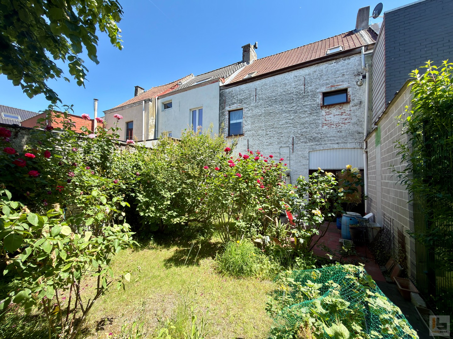 Renovatieproject met garage, 2 slaapkamers & grote stadstuin! - foto 1