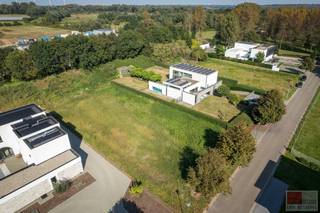 Exclusief bouwperceel van 2.149 m2 in het charmante Oud-Rekem – slechts enkele minuten van Maastricht!<br /><br />KLIK HIER OM ONZE VIDEO TE BEKIJKEN<br />https://www.youtube.com/watch?v=cXn9hUKfwLs<br /><br />De uitgebreide video is te zien op het YouTubekanaal van Bronsvoord Makelaars.<br /><br />Droomt u van wonen in een prachtig groen dorp en tegelijkertijd dicht bij de levendige stad Maastricht? Dan is dit uw kans! Oud-Rekem, uitgeroepen tot 'Het mooiste dorp van Vlaanderen', biedt de ideale mix van rust, natuur en cultuur. De idyllische dorpskern met historische gebouwen, gezellige terrasjes en het indrukwekkende kasteel d'Aspremont-Lynden, brengt u terug naar vervlogen tijden.<br /><br />Dit exclusieve perceel ligt op slechts enkele minuten van Maastricht, één van de meest dynamische steden in de regio. U geniet hier van het beste van twee werelden: de rust en ruimte van een charmant Belgisch dorp en de nabijheid van het bruisende stadsleven van Maastricht, waar u volop kunt genieten van winkels, restaurants, cultuur en uitgaansgelegenheden. Dankzij de uitstekende ligging bent u bovendien snel in steden als Hasselt, Luik, Eindhoven en Aken.<br /><br />Dit ruime perceel biedt de mogelijkheid om een luxe vrijstaande villa te bouwen met twee woonlagen, kelder of garage én een zwembad. U bepaalt zelf hoe en wanneer u bouwt, zonder bouwverplichting, en heeft de optie om samen te werken met de exclusieve villabouwer Vlassak-Verhulst voor een uniek ontwerp.<br /><br />Waarom kiezen voor dit perceel?<br />- Groot perceel van ruim 2.000 m² voor een exclusieve villa.<br />- Unieke ligging: rust en natuur in Oud-Rekem, met Maastricht op slechts een steenworp afstand.<br />- Perfecte bereikbaarheid: snel in het centrum van Maastricht én goede verbindingen naar andere grote steden.<br />- Realisatie zwembad mogelijk.<br />- Geen bouwverplichting: bouw wanneer het u uitkomt.<br />- Breedte perceel: 27m, dit zorgt voor zeel veel privacy.<br /><br />Verkavelingsvoorschriften<br />- Bestemming: hoofdbestemming wonen, minimaal 50% van het perceel dient voor woonbestemming.<br />- Nevenbestemming: tot 50% van het perceel kan gebruikt worden voor diensten, kantoren of vrije beroepen.<br />- Bouwvorm: open bebouwing, maximale bouwdiepte 22 meter en breedte 15 meter.<br />- Maximale bouwhoogte: 2 bouwlagen.<br />- Bouwlijn: 13 meter van de as van de straat.<br /><br />Extra Informatie De gemeenschappelijke park- en omgevingskosten bedragen ca. €250 per jaar. Dit omvat onder andere het onderhoud van het domein, erfgoedpremies en verzekering.<br /><br />Interesse? Wij nodigen u uit voor een kop koffie met vlaai om de mogelijkheden verder te bespreken op kantoor, bij u thuis of op 1 van de gezellige terrassen van Oud-Rekem. Dit is uw kans om een droomwoning te realiseren in een unieke omgeving, vlak bij Maastricht!<br /><br />Informatie stedenbouwkundige voorschriften:<br />STEDENBOUWKUNDIGE VERGUNNING: neen<br />MEEST RECENTE BESTEMMING: gebieden voor gemeenschapsvoorzieningen en openbaar nut<br />DAGVAARDINGEN UITGEBRACHT: nee<br />VOORKOOPRECHT OP DIT GOED: nee<br />VERKAVELINGSVERGUNNING: ja<br />WATERGEVOELIG OPENRUIMTEGEBIED: nee<br /><br />Overstromingsgevoelige gebieden:<br />Perceelscore of P-score: A<br />Gebouwenscore of G-score: ONBEKEND<br />Ligging in Signaalgebied: nee<br />Ligging in afgebakende oeverzone of afgebakend overstromingsgebied: nee<br /><br />A: geen overstroming gemodelleerd B: kleine kans op overstromingen onder klimaatverandering C: kleine kans op overstromingen D: middelgrote kans op overstromingen<br /><br />Beschermd erfgoed<br />GEÏNVENTARISEERD ERFGOED: nee<br />BESCHERMD ONROEREND ERFGOED: Oude Kern Rekem (bouwkundig / landschappelijk), gebied 1629