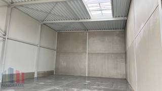 Duurzame KMO-unit van 1.640 m², samenvoegbaar tot een totale oppervlakte van 2.460 m², te koop.De site is strategisch gelegen vlak bij het...