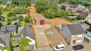 <p>Op een rustige locatie in <strong>Hofstade</strong> vinden we deze <strong>drie percelen</strong> terug <strong>met een</strong> <strong>loods</strong>. Deze loods staat op een perceel van <strong>1.034 m²</strong>. De loods heeft een grootte van <strong>200 m²</strong> en moet gebruikt worden als <strong>opslagplaats</strong>. Extra troef is dat de eigenaars de elektriciteit nog gaan conform stellen. Er horen ook nog <strong>twee extra percelen</strong> bij van <strong>2.231 m² </strong>en <strong>550 m²</strong>. Verder is er een <strong>aanvraag</strong> lopende voor een goedgekeurde <strong>verkavelingsvergunning</strong> voor een <strong>halfopen bebouwing</strong>. Deze woning zou op het <strong>gelijkvloers</strong> een oppervlakte kunnen hebben van <strong>120 m²</strong> en een tweede verdiep van <strong>81m²</strong>. Dit natuurlijk <strong>onder voorbehoud</strong> van goedkeuring van de verkavelingsvergunning, maar deze is lopende.</p>