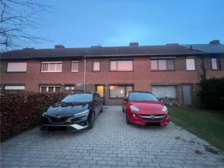 Ligging:De woning is rustig gelegen.Er is een vlotte verbinding naar de meeste verbindingswegen.Alle nodige faciliteiten zijn goed bereikbaar.De...