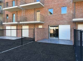 Wonen op wandelafstand van het Rivierenhof, met een eigen tuin en alle comfort van een energiezuinig nieuwbouwappartement?<br /><br />In Residentie ’t Park is nog één gelijkvloersappartement beschikbaar : een ruim tweeslaapkamerappartement van 89 m² met maar liefst 63 m² private buitenruimte.<br />Het appartement beschikt over een aangename leefruimte met veel natuurlijke lichtinval en een rechtstreekse verbinding met het terras van 16 m² en de aansluitende tuin van 47 m². Zo wordt de buitenruimte een echt verlengstuk van de woning – ideaal om rustig te ontbijten, gasten te ontvangen of gewoon van het groen te genieten.<br /><br />Met een bewoonbare oppervlakte van 89 m², twee slaapkamers en een doordachte indeling biedt het appartement alle ruimte voor comfortabel wonen. De hoogwaardige afwerking en energiezuinige technieken maken het plaatje compleet.<br /><br /> Het appartement in het kort: <br />– Laatste beschikbare gelijkvloersappartement<br />– 89 m² woonoppervlakte<br />– 2 slaapkamers<br />– Privétuin van 47 m²<br />– Terras van 16 m²<br />– In totaal 63 m² private buitenruimte<br />– Veel natuurlijke lichtinval<br />– Energiezuinig BEN-appartement (E10)<br />– Warmtepomp en zonnepanelen<br />– Ondergrondse autostaanplaatsen<br />– Op wandelafstand van het Rivierenhof<br /><br /> Aankoop mogelijk aan 6% btw <br />Residentie ’t Park komt in aanmerking voor het verlaagde btw-tarief van 6% voor sloop en heropbouw, onder de wettelijke voorwaarden. Dit is mogelijk voor zowel eigen bewoning als voor investeerders die aan de geldende voorwaarden voldoen.<br />De verkoop geschiedt onder btw op het constructie-aandeel en registratierechten op het grondaandeel, onder de voorwaarden van de Wet Breyne.<br /><br /> Interesse in het laatste gelijkvloersappartement? <br />Neem vrijblijvend contact op voor meer informatie, prijzen, plannen of een afspraak: 03 337 50 70<br />www.vbpartners.be/nieuwbouw