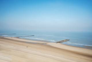 Dit unieke triplex appartement op de zeedijk biedt een uitzonderlijke woonervaring met adembenemende panoramische zichten op de zee en de stad...