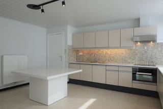 Gelegen in het centrum van Eernegem, op wandelafstand van alle voorzieningen, treffen we dit ruim appartement (151m²) aan op de eerste verdieping. Het appartement wordt ingedeeld als volgt:<br />De grote leefruimte met aangrenzend de aparte leefkeuken, de centrale nachthal, 2 grote slaapkamers, de badkamer met toilet en douche en tot slot het terras aan de achterzijde.<br /><br /><br />Op zoek naar een zeer ruim appartement met een garagebox op een centrale ligging? Vraag snel je bezoek aan.