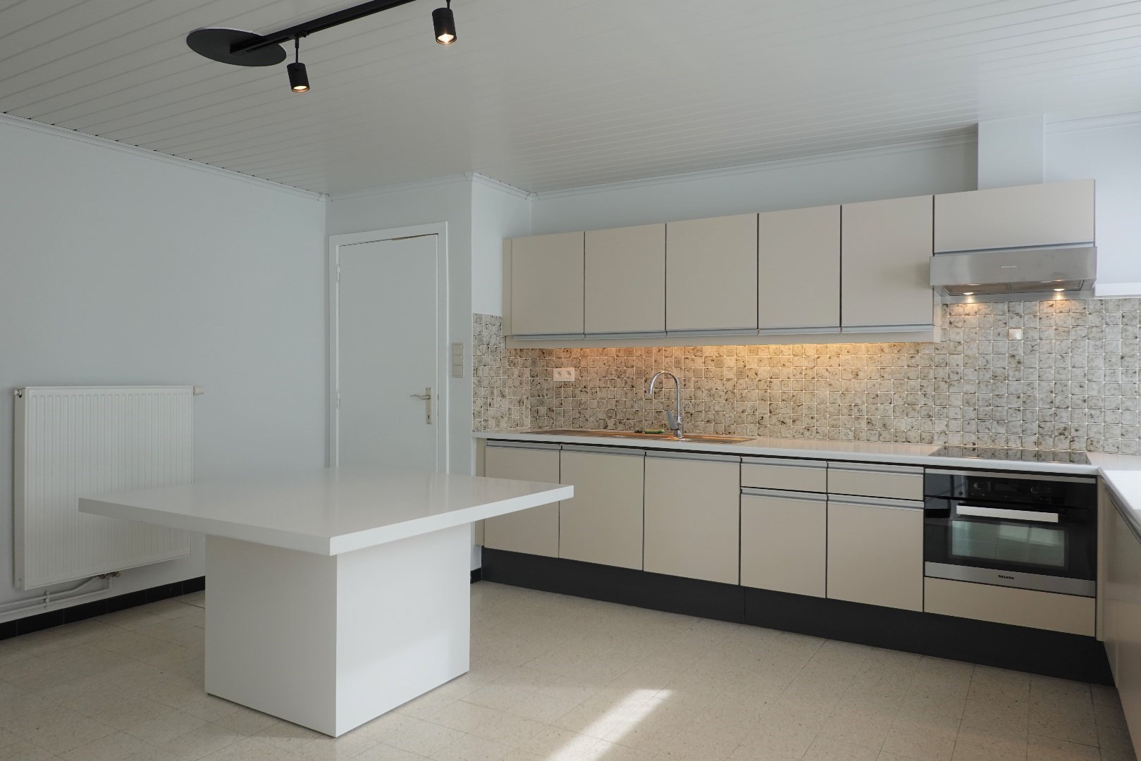 Ruim appartement in het centrum van Eernegem - foto 2