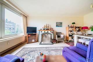 🏢 TE KOOP – Appartement met 2 slaapkamers op de 5e verdieping📍 Avenue de l'Exposition Universelle 21 – Residentie “AURORE” <br /><br />We Invest biedt u dit mooie appartement van ca. 85 m² aan, gelegen op de 5e verdieping van een goed onderhouden en beveiligd appartementencomplex, in het hart van Ganshoren. De Avenue de l'Exposition Universelle is ideaal gelegen en biedt een praktische en aangename leefomgeving in de buurt van alle voorzieningen (winkels, openbaar vervoer en groene zones). Het appartement is als volgt ingedeeld: een inkomhal, een ruime woonkamer, een aparte keuken, twee slaapkamers waarvan één met toegang tot het terras, een badkamer en een apart toilet. De woning is in goede staat en functioneel. <br /><br />🔋 EPC: E.<br />⚡ Elektriciteit: installatie moet worden gecontroleerd.<br />🧱 Eigen kelder inbegrepen.<br />📌 De koper kan ook profiteren van de korting op de registratierechten in Brussel (op voorwaarde dat aan de vereiste voorwaarden wordt voldaan). <br /><br />📞 Neem voor meer informatie of om een bezichtiging te regelen onmiddellijk contact met ons op via 02 315 77 22 of per e-mail op maxime.l@weinvest.be