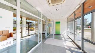 Bij ImmoFusion 7/7 “open huis”: klik op onze 3D-TOUR.<br />Ervaar vastgoed alsof je er zelf doorloopt!<br /><br />Op zoek naar een ruime commerciële locatie met tal van mogelijkheden? Dit voormalige bankfiliaal aan de Koerselsesteenweg 10 in Beringen beschikt over maar liefst 433 m² handelsgelijkvloerse ruimte, aangevuld met een kelder en 3 ondergrondse autostaanplaatsen. Dankzij de commerciële ligging, vlak bij het centrum van Beringen en in de nabijheid van winkels, supermarkten, horeca en scholen, geniet dit pand van een uitstekende bereikbaarheid en visibiliteit.<br /><br />Bij het binnenkomen kom je terecht in een ruime inkomsas die toegang geeft tot de centrale hal. Van hieruit zijn verschillende afzonderlijke ruimtes bereikbaar. De huidige indeling omvat 7 kantoorruimtes, aangevuld met vergader- en ontvangstruimtes. Hierdoor leent het pand zich uitstekend voor diverse professionele doeleinden, zoals een kantoor, vrij beroep, dienstverlening, praktijkruimte of handelszaak.<br /><br />Daarnaast beschikt het gelijkvloers over een kluizenzaal, twee afzonderlijke sanitaire ruimtes en een praktische keuken. De aanwezige indeling biedt bovendien heel wat mogelijkheden om het pand verder af te stemmen op de noden van een nieuwe eigenaar of gebruiker.<br />Ook op praktisch vlak heeft dit pand heel wat troeven. De kelderverdieping omvat technische ruimtes en geeft toegang tot 3 ondergrondse autostaanplaatsen. Verder is het pand voorzien van centrale verwarming op aardgas, een ventilatiesysteem en dubbele beglazing.<br /><br />Pluspunten:<br />- Commerciële topligging in Beringen <br />- Maar liefst 433 m² handelsgelijkvloers <br />- 3 ondergrondse autostaanplaatsen <br />- Kelder met technische ruimtes <br />- 7 afzonderlijke kantoorruimtes <br />- Vergader- en ontvangstruimtes <br />- 2 aparte sanitaire ruimtes <br />- Centrale verwarming op aardgas <br />- Ventilatiesysteem <br />- Dubbele beglazing <br />- EPC-label C <br />- Geen renovatieverplichting <br />- Veel mogelijkheden voor diverse professionele activiteiten <br /><br />Maatregelen opgenomen in het Maatregelenregister: nee<br /><br />Voor een bezichtiging ter plaatse of meer info, bel ons op 078/78.78.70, of kom gewoon binnen op ons kantoor, steeds welkom!