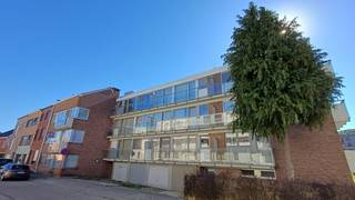 Zeer goed onderhouden dakappartement met 2 slaapkamers en ruime achteraan gelegen garagebox met wasplaats, rechtstreeks uitkomende in de gemeenschappelijk delen van het gebouw.<br />Goede ligging tov station Leuven en winkels, bus aan de straatkant.