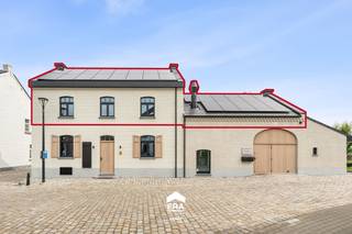[[ DIT PAND NEEMT DEEL AAN DE ERA OPEN HUIZEN DAG OP 13/6 VAN 13:00 TOT 14:00 ]]
<p>Dit energiezuinige nieuwbouwappartement in het gezellige Kessenich (Kinrooi) combineert rust, comfort en een uitstekende ligging. Gelegen tussen Maaseik en Bree en vlak bij de Nederlandse grens, geniet u hier van een groene en landelijke omgeving, ideaal voor wandelaars, fietsers en natuurliefhebbers.</p>

<p>Het appartement werd gebouwd in 2026 en bevindt zich op de eerste verdieping. Met een woonoppervlakte van 85 m² beschikt het over 2 slaapkamers, een ruime badkamer, een apart toilet en een praktische berging. Daarnaast is er een terras van 15 m² waar u heerlijk kan ontspannen. De woning is afgewerkt met mooie materialen en voorzien van handige inbouwkasten in de gang. Bovendien is er een lage zolder aanwezig die nog verder ingericht kan worden naar eigen wens als opbergruimte.</p>

<p><strong>Enkele troeven:</strong></p>

<p>• Energiezuinige nieuwbouw met EPC-label A+<br />• Verwarming/verkoeling via warmtepomp gekoppeld aan vloerverwarming<br />• Zonnepanelen (4050Wp) met batterij (5kWh) voorzien voor extra energiezuinig comfort<br />• Ruim terras van 15 m² en praktische zolderruimte<br />• Rustige, groene ligging met vlotte verbinding naar Maaseik, Bree en Nederland</p>

<p><strong>Interesse in dit stijlvolle nieuwbouwappartement? Plan snel uw bezoek en ontdek zelf het comfort, de afwerking en de topligging van deze mooie woonst.</strong></p>