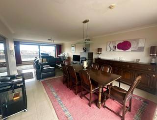 Luxueus en ruim penthouse met 3 slaapkamers,2 badkamers en 2 grote terrassen.Ontdek dit uitzonderlijke penthouse op de 6e verdieping,gelegen op de grens van Deurne en Borgerhout.<br />Belangrijkste troeven:<br />-3 kamers die als slaapkamers kunnen dienen,elk met toegang tot één van de 2 grote terrassen.<br />-2 badkamers :één met een bad en één met een douche.<br />-3 toiletten.<br />-Masterbedroom met dressing.<br />-Ruime woonkamer,vleugelpiano kan optioneel worden overgekocht.<br />-Keuken met aansluitende waskamer/berging.<br />-Ruime garage met extra berging(verplicht bij te kopen voor 25.000€),ideaal voor auto,fietsen en opslag.<br />Dit penthouse combineert luxe,slimme indeling en terrassen die de hele dag zon vangen.<br />