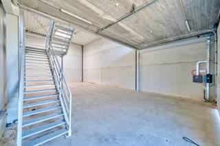 <p>KMO-unit te koop Genk - BEDRIJVENPARK KOMPELLAAN</p>
<p></p>
<p>Bedrijvenpark Kompellaan: 21 moderne KMO-units langsheen de Kompellaan in Genk. Dit complex biedt kleine en middelgrote ondernemingen de perfecte plek om te starten, groeien en te innoveren. De unit 5 heeft een totaaloppervlakte van 265m² en beschikt over parkeerplaatsen. De unit wordt casco opgeleverd. Oplevering voorzien uiterlijk 31/12/2025.</p>
<p></p>
<p><strong>KMO-Unit 5</strong></p>
<p>- oppervlakte: 205m² gelijkvloers &amp; 60m² mezzanine</p>
<p>- staalstructuur met geïsoleerde wanden en dak</p>
<p>- sectionaalpoort 4mbr x 4,2mh</p>
<p>- privatieve parkeerplaatsen</p>
<p></p>
<p>Voor meer info 011/39 90 50 of info@jansenrealestate.be</p>