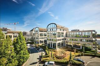 Prachtige moderne kantoren met mooie uitzichten, veel lichtinval en een aangenaam bedrijfsrestaurant op de site temidden het groen aan een vijver. Strategische ligging vlakbij de Ring van Brussel, de luchthaven van Zaventem, en vlakbij Brussel centrum.<br /><br />• Er zijn parkeerplaatsen beschikbaar (IN: 1.100 €/plaats/j - OUT: 800 €/plaats/j)<br />• Er is archiefruimte beschikbaar (55 €/m²/j)<br />• Oppervlakte: 873 m²