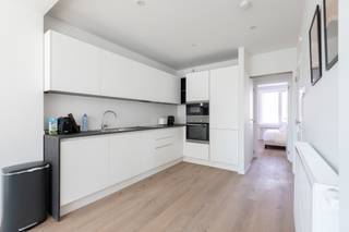 Dit fraaie gemeubileerde appartement van ongeveer 58 m² is gelegen in het centrum van Brussel, in de levendige wijk De Brouckère en vlakbij...