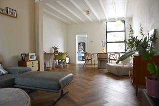 Karakteristieke en charmante eengezinswoning in de dorpskern van Pulderbos. <br />Deze instapklare woning gelegen in het door erfgoed Vlaanderen erkend beschermd dorpsgezicht valt op door zijn karakteristieke kenmerken. De woning ligt centraal in het dorpscentrum maar toch aan een rustige en doodlopende straat op het dorpsplein. <br /><br />Troeven van de woning: <br />Karakteristieke gevel omgeven door de oude dorpsbrouwerij, het oude gemeentehuis en de voormalige <br />bibliotheek van Pulderbos<br />De woning kreeg in 2020 een nieuw dak met isolatie. <br />Dubbele beglazing en aluminium raamwerk. Rolluiken boven.<br />Nieuwe keuken met afwasmachine.<br />Vernieuwde badkamer met toilet boven. <br />3 volwaardige slaapkamers. Uitgerust met airco. <br />Charmante, gezellige woning met veel mogelijkheden. <br />Gezellig dorpstuintje met veel groen.