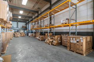 Bedrijfsgebouw te huur langs de E17 in Deerlijk.Het magazijn heeft een nuttige oppervlakte van ca. 451 m² en is voorzien van een 2 sectionale poorten.Specificaties:- Sectionale poort (zijkant - 4m H) ;- Sectionale poort (voorkant - 3m H) ;- polybetonnen vloer ;- geïsoleerde muren en geïsoleerd dak met doorlopende brede lichtstraten ;- TL-verlichting ;- vivox (stookolie) ; - vrije hoogte: ca. 6,3 m.Daarnaast beschikt het magazijn over een kantoorruimte van ca. 40 m² met een voorliggende parking. Bestaande uit een inkom, sanitair en burelen.Bent u op zoek naar een bedrijfsgebouw te huur bestaande uit een magazijn met burelen in Deerlijk? Aarzel dan zeker niet om ons te contacteren op het nummer 056 21 11 11!