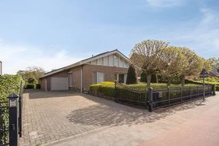 Indeling als volgt:GELIJKVLOERS:- Inkomhal op tegelvloer met handige ingemaakte vestiaire kasten.- Twee volwaardige slaapkamers van resp. ca. 13...