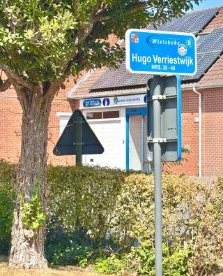 Halfopen bebouwing, gelegen in rustige woonbuurt en doodlopende straat alsook nabij alles wat men nodig heeft aan winkels en overige; Oprit en voortuin; Indeling: inkom met traphal, apart toilet, vestiaire, woonkamer, geïnstalleerde keuken met berging; Tweede berging waar ook boiler huist; de living kijkt uit op terras en tuin; Er is een houten berging, een ruime garage met sectionale geautomatiseerde poort en een wasplaats/berging met gootsteen en zijdeur naar de carport; Mooie aangelegde en omheinde tuin met poortje; Boven: nachthal, badkamer met douche en wastafel met meubel (ruimte voor evt. tweede toilet), 3 slaapkamers; Geïsoleerde bergzolder; Centrale verwarming via condensatieketel op aardgas (garage); Dubbele beglazing en rolluiken (in woonkamer elektrische rolluik); Asbestveilig attest; Epc E/ 486 (details ten kantore: score is oa te wijten aan het feit dat er ook cv is geïnstalleerd in ruimtes die om die reden zijn opgenomen in de bewoonbare oppervlakte en kan dus snel en aanzienlijk upgraden mits enkele directe maatregelen); Beschikbaarheid: bij akte na betaling; Info en bezoek: info@elet.immo;