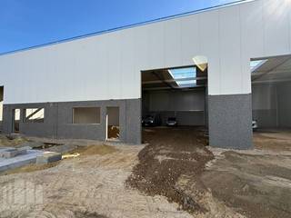 Unité PME neuve de 288 m² à vendre, faisant partie du tout nouveau site PME “De Biest”, idéalement situé le long de la Bergensesteenweg (Beersel). Le site propose des unités PME durables et de haute qualité, avec des showrooms à l’avant combinés à des espaces de stockage.<br /><br />Le projet comprend 32 unités PME d’une superficie de 216 m² à 432 m², pouvant être combinées pour former des entités plus grandes (jusqu’à 3 564 m²). Les unités peuvent servir de stockage, d’atelier, de hall de production, de points de vente B2B ou de dépôts de retrait.<br /><br />Le site PME est divisé en trois bâtiments distincts, chacun offrant des opportunités uniques aux entrepreneurs. À l’avant du parc, les entreprises peuvent opter pour un showroom avec un espace de stockage à l’arrière. Le bâtiment central se compose d’unités PME équipées d’une porte sectionnelle (4 x 4,50 m), d’une porte d’entrée séparée et d’une grande verrière. À l’arrière du site, des espaces de stockage avec bureaux offrent une vue phénoménale sur les champs.<br /><br />La livraison de la première phase est prévue pour le troisième trimestre 2026. <br /><br />Pour toute information commerciale, plans techniques, visites du site ou autres renseignements, contactez <strong>PANORAMA B2B au 0479 70 70 70.</strong>