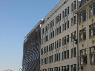 Kantoorgebouw van 6 verdiepingen met een totale bovengrondse oppervlakte van 3.000m², gelegen in de Leopoldwijk en in de onmiddellijke nabijheid van de Place du Trône. Twee kelderniveaus met 19 parkeerplaatsen (er kunnen extra parkeerplaatsen worden gehuurd in de directe omgeving) en kelders. Het gebouw dateert uit 1963 en is gerenoveerd in 2002. Nieuwe stenen gevel aan de straatkant. Centrale verwarming op gas, airconditioning door ventilatorconvectoren. Distributie van elektriciteit, telefoon en IT via perifere kabelgoten. Toegangscontrolesysteem met badge. Treinstation Luxemburg, metro en bus in de buurt.<br />Binnen parkeren: €2,005/plaats/jaar