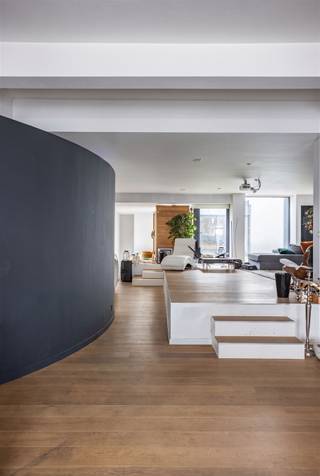Uitzonderlijke loft van 256 m² in de buurt van Thurn en Taxis. Deze loft ligt in een gegeerde en volop evoluerende wijk van Brussel, vlot bereikbaar met een metrostation op wandelafstand.Een indrukwekkende gevelpartij met glasramen over bijna 14 meter breedte, aangevuld met een lichtput, zorgt voor uitzonderlijke lichtinval doorheen de hele woning. Het ruime terras aan de voorzijde sluit rechtstreeks aan op de leefruimte en biedt volop plaats voor een BBQ met vrienden.Afgewerkt met mooie materialen: goed uitgeruste keuken, badkamer met aparte wc en inloopdouche, apart bezoekerstoilet aan de inkom, sauna met bubbelbad met zicht op de binnentuin, en een kelder. Mogelijkheid tot aankoop van 2 ondergrondse parkeerplaatsen.Contacteer ons snel voor een bezoek!