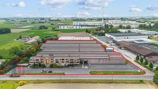 Industriële site op een grotendeels verhard terrein van maar liefst 22.952 m².Het magazijn/productieruimte van maar liefst 13.440 m² is opgetrokken...