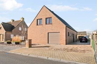 - Rustige ligging in Sint-Eloois-Winkel: Olympialaan 10<br />- Lichtrijke leefruimte met veranda<br />- Uitgeruste keuken met extra eetplaats<br />- 1 gelijkvloerse slaapkamer<br />- Badkamer met ligbad en wastafel<br />- Garage met ruime oprit voor 3 wagens<br />- Tuin met overdekt terras, bijkeuken en bijgebouw<br />- 3 slaapkamers op de eerste verdieping, waarvan 1 met sauna en 1 met douche<br />- Dressing, bureau en extra bergruimte op de eerste verdieping<br />- Zolder en droge kelder<br />- EPC: 324 kWh/m²/jaar, geen renovatieplicht<br />- 28 zonnepanelen <br />- Regenwaterput van 10.000 liter <br />- Vanafprijs: € 365.000