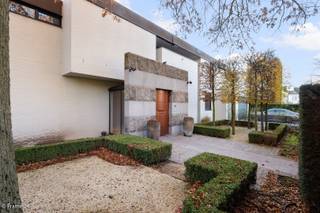 WILRIJK - Elsdonk: Volledig gerenoveerde luxe villa met 6 slaapkamer en prachtige aangelegde tuin op 2.531m². EPC B-attest.BESCHRIJVING:Deze...