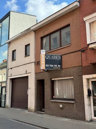 Te renoveren woning met potentieel in hartje Sint-NiklaasIn de rustige Vermorgenstraat 31 te Sint-Niklaas bevindt zich deze gesloten bebouwing met...