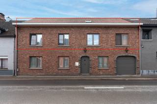 Zoekt u een duplex appartement dat volledig instapklaar is? Zoek dan niet verder!<br />Op het eerste en tweede verdieping van deze unit tref je een mooi afgewerkt en vernieuwd (2012) appartement met twee slaapkamers en maar liefst 121m2 bewoonbare oppervlakte!<br />(exclusief tweede verdiep/zolder)<br /><br />Je kan binnenwandelen via de inkom, of gebruik maken van de elektrische garagepoort om te parkeren op de bijhorende staanplaats achteraan. Hier tref je ook het tuinhuis!<br />Binnen in het appartement is er veel lichtinval door de grote raampartijen richting het terras, en geniet je van een grote eet-leefruimte. Aansluitend heb je de volledig geïnstalleerde keuken met oven, koelkast, vitrokeramisch vuur én een spoelbak. Naast de keuken is nog een handige berging/wasplaats aanwezig. Via de keuken heb je toegang tot het leuke terras.<br /><br />Via een aparte nachthal kom je bij de eerste volwaardige slaapkamer en daarna de grote master bedroom. Hiernaast heb je nog de badkamer met douche en lavabo, en tot slot een apart gastentoilet.<br /><br />Het appartement is asbestvrij, de elektriciteit is conform én je hebt hier een gunstig EPC-B! <br /><br />Ga je een verdieping hoger, dan kom je bij een zolderverdieping dat mits vergunning (reeds verkregen 2012) als derde appartement kan ingericht worden. <br />OF je gebruikt deze als een grote bergzolder! Hier zijn reeds veluxen aanwezig, en de ruimte kan eenvoudig afgewerkt worden tot één geheel van opnieuw 121m2.<br /><br />Deze duplex is voor het ogenblik verhuurd.